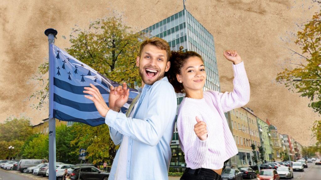 Dwoje ludzi stojących przy fladze.