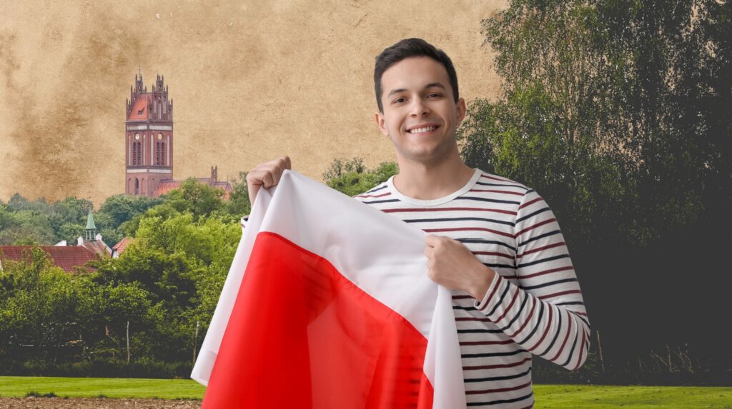 Mężczyzna trzymający flagę Polski w plenerze.