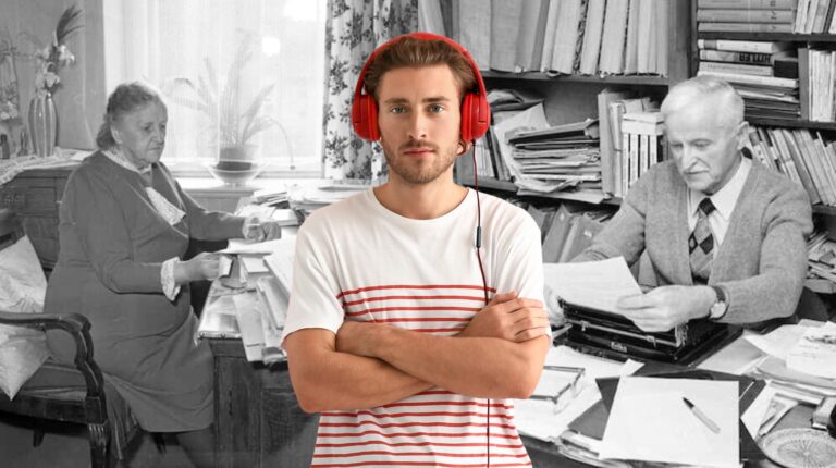 Młody mężczyzna w słuchawkach z widokiem na starsze osoby przy biurku.