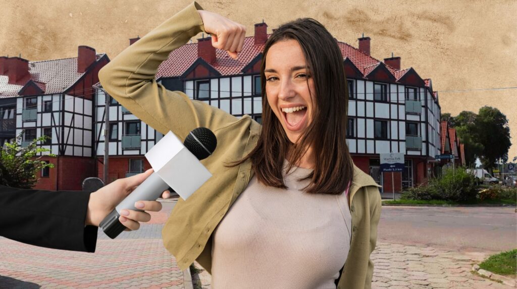 Kobieta pokazująca siłę na tle budynku.