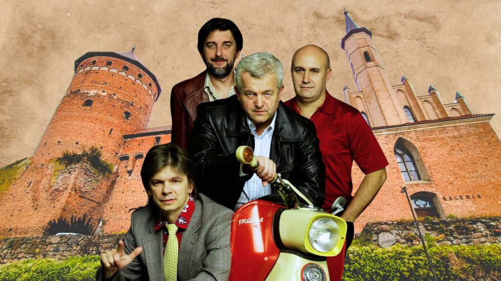 Czterech mężczyzn pozujących z motorowerem przed zamkiem.