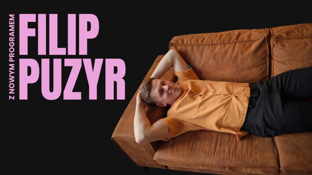 Mężczyzna leżący na sofie w pomarańczowej koszuli