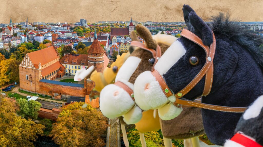 Trzy pluszowe koniki na tle miasta.