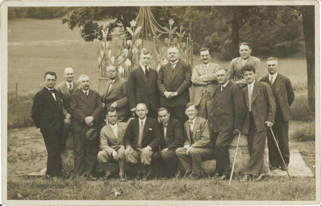 Grupa mężczyzn pozująca do zdjęcia na zewnątrz