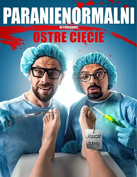 Dwaj mężczyźni w fartuchach lekarskich z narzędziami chirurgicznymi przy stopie pacjenta.