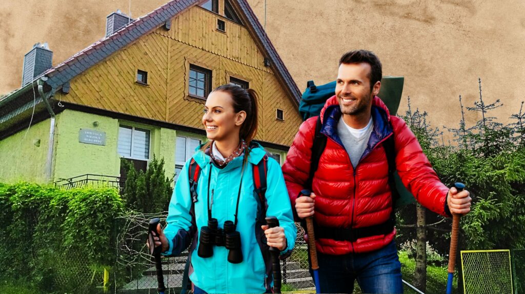 Para turystów idących w kierunku schroniska górskiego.