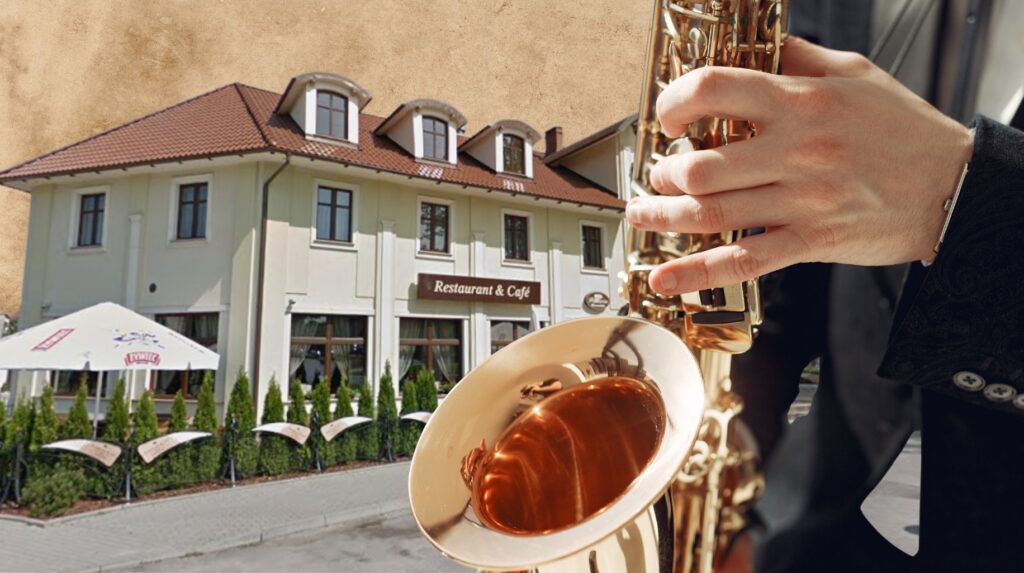 Muzyk grający na saksofonie przed restauracją.