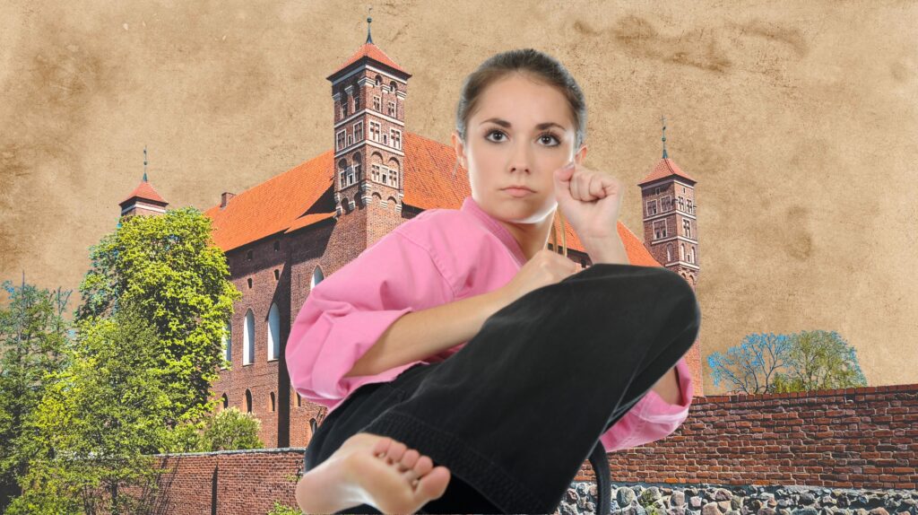 Kobieta w różowej koszuli wykonująca ruch karate przed zamkiem.