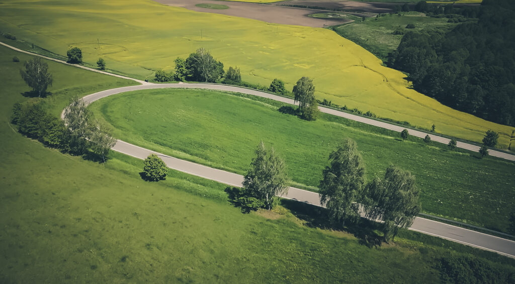Zakręcona droga w zielonym krajobrazie