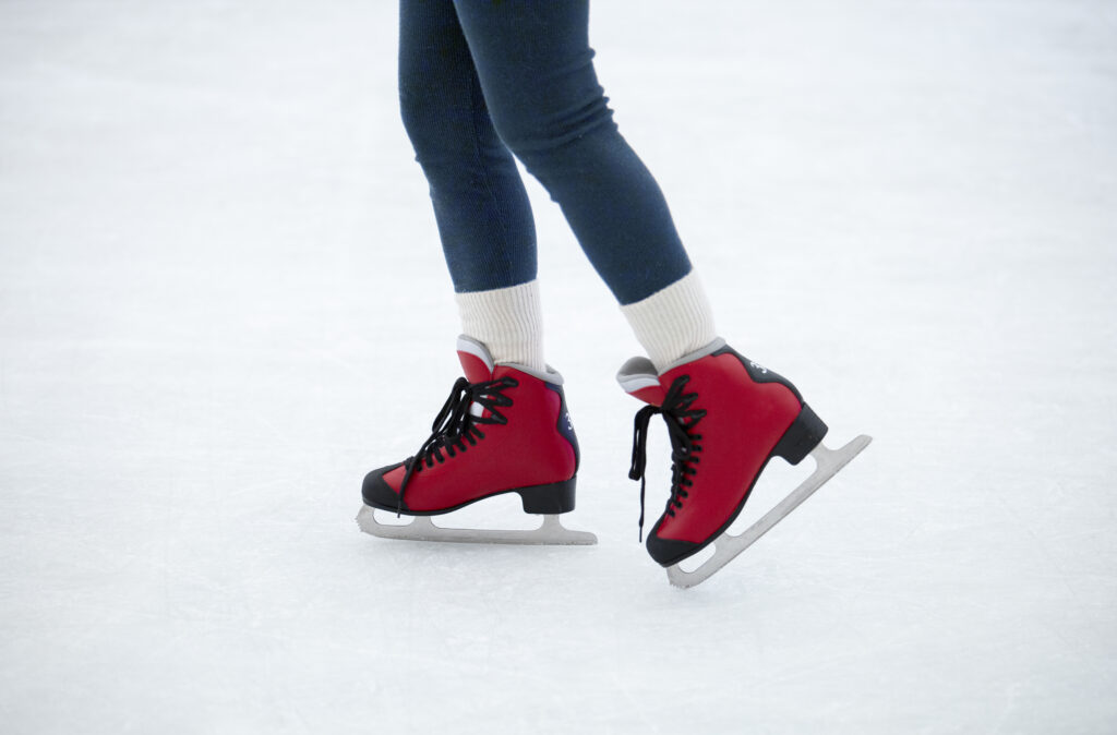 Osoba na łyżwach na lodzie.