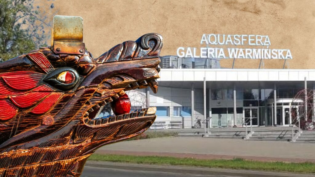 Rzeźba smoka przed budynkiem Galerii Warmińskiej
