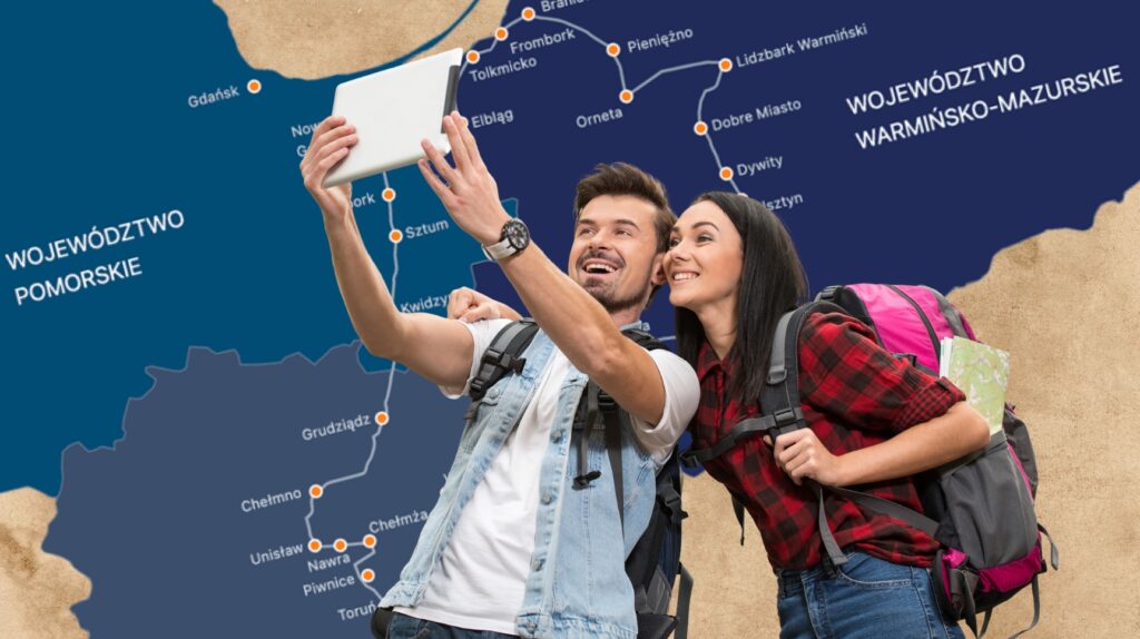 Para turystów robi selfie z mapą