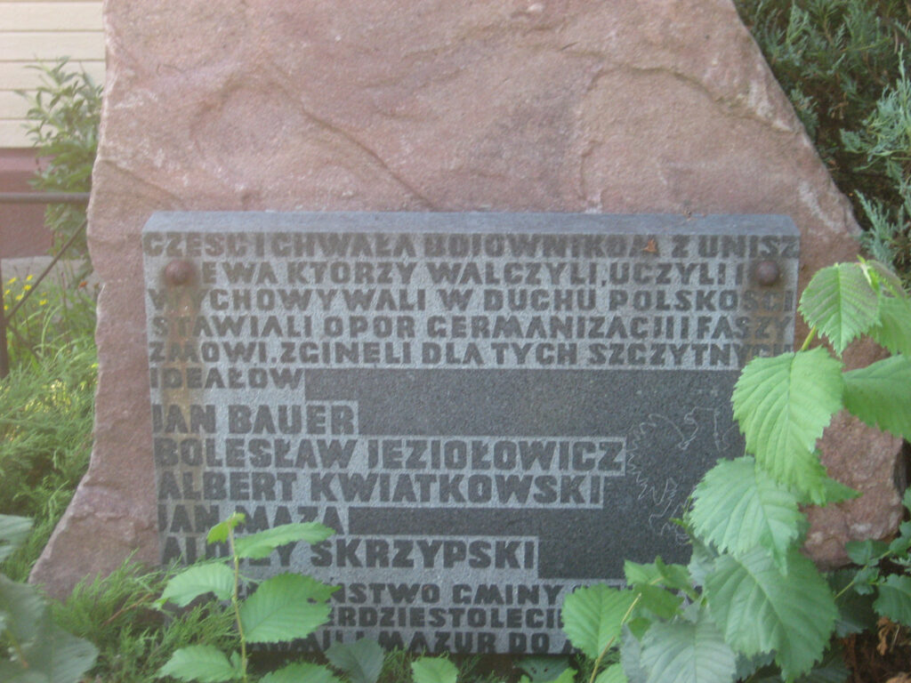 Pamiątkowa tablica z nazwiskami bohaterów.