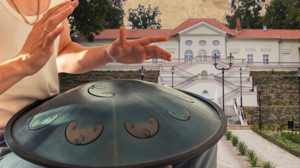 Osoba grająca na instrumencie w plenerze.