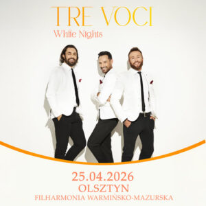 Trzech mężczyzn w białych garniturach promujących koncert.