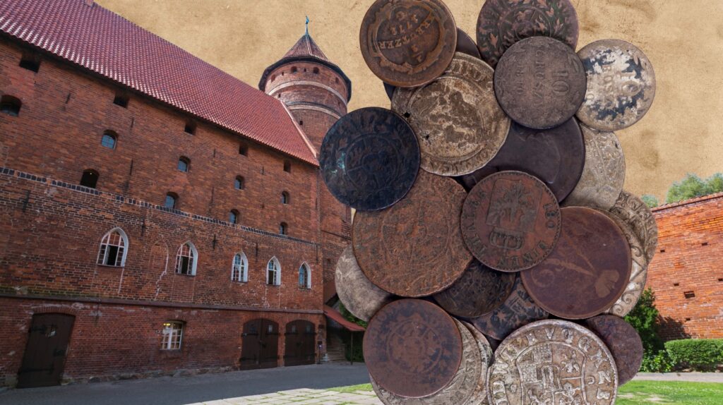 Stare monety na tle zamku.