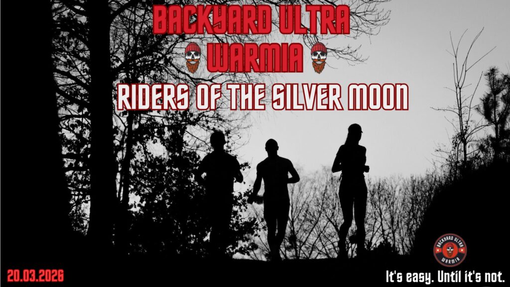 Trzech biegaczy w lesie podczas trwania wydarzenia.