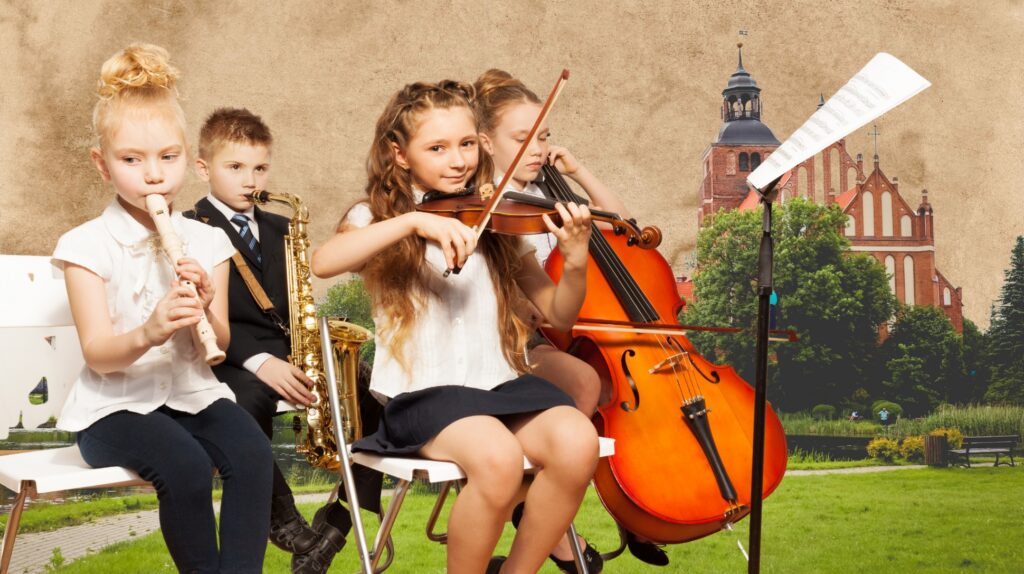 Czwórka dzieci grających na instrumentach muzycznych.