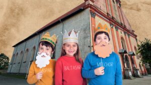 Trójka dzieci przebrana za królów z papierowymi atrybutami.