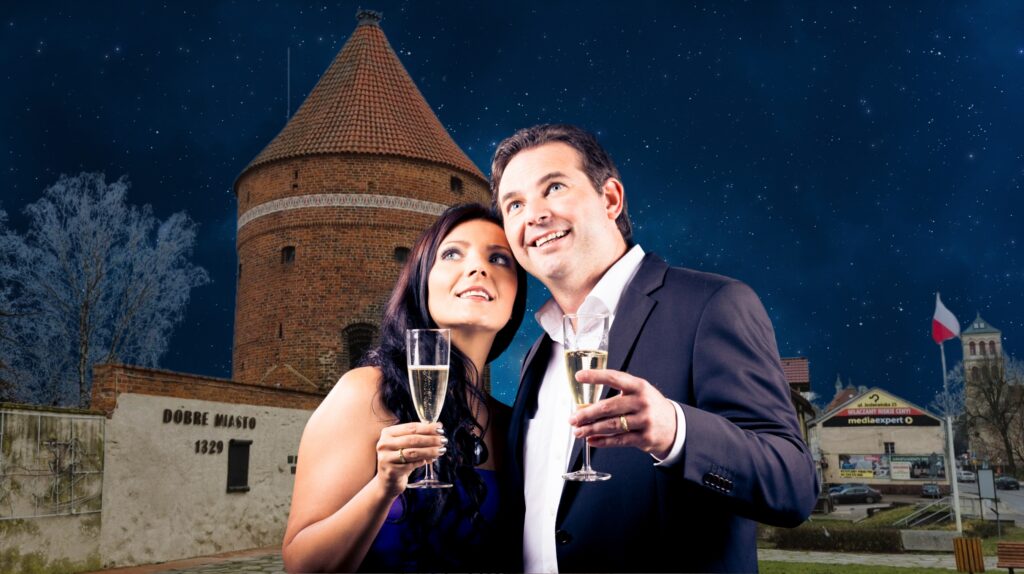 Mężczyzna i kobieta z kieliszkami szampana w nocy.