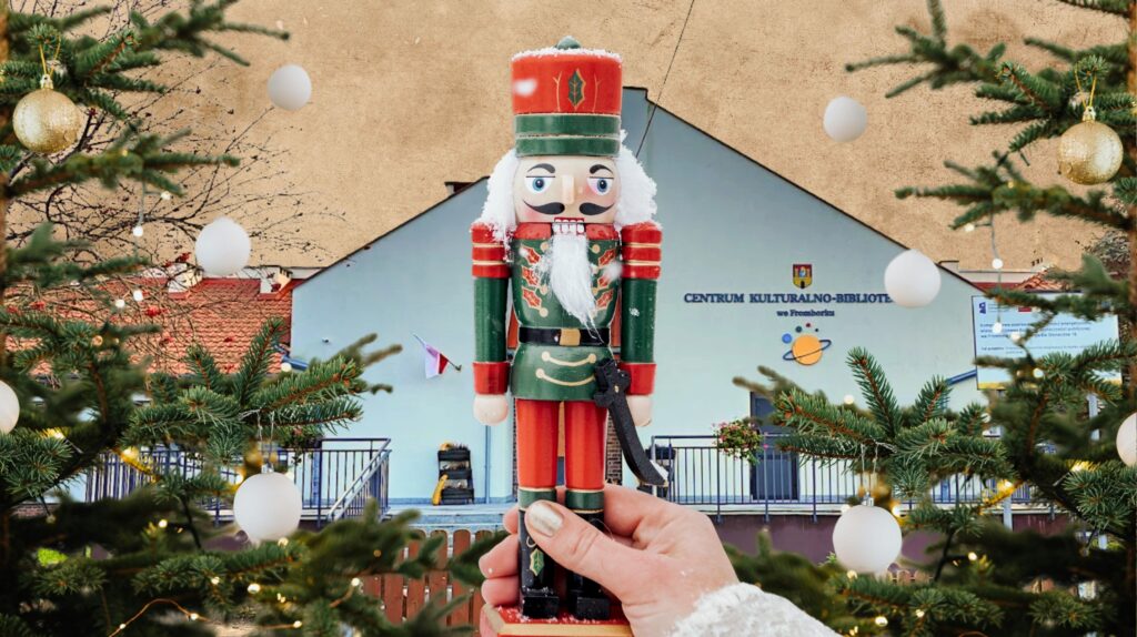 Drewniany bożonarodzeniowy żołnierzyk trzymany przez osobę.