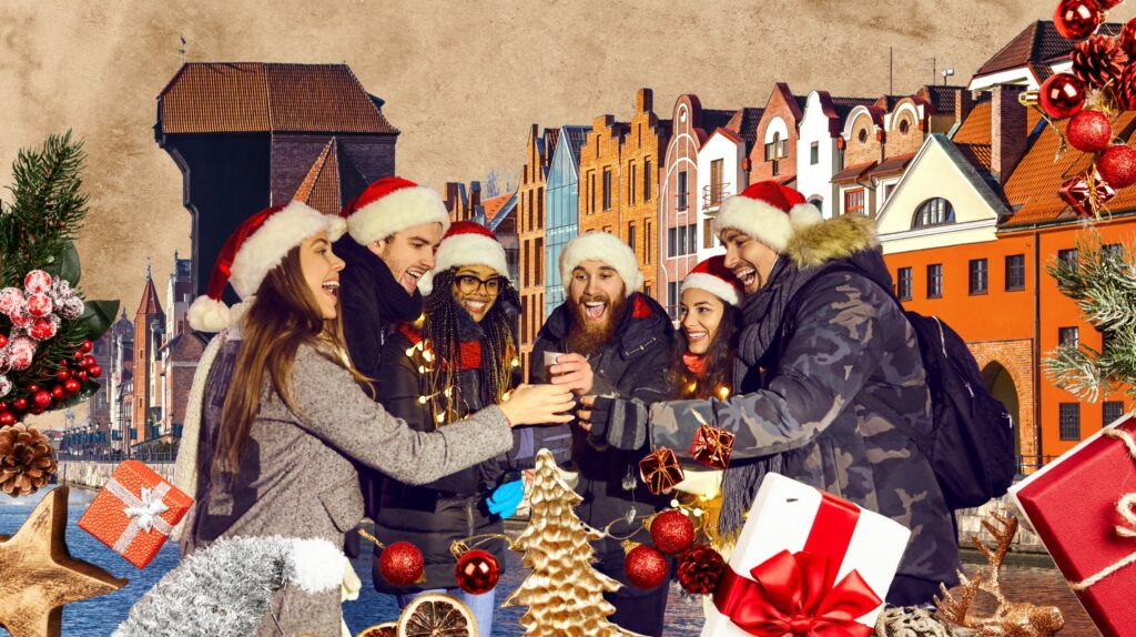 Grupa przyjaciół w czapkach Mikołaja cieszy się podczas świątecznego spotkania.