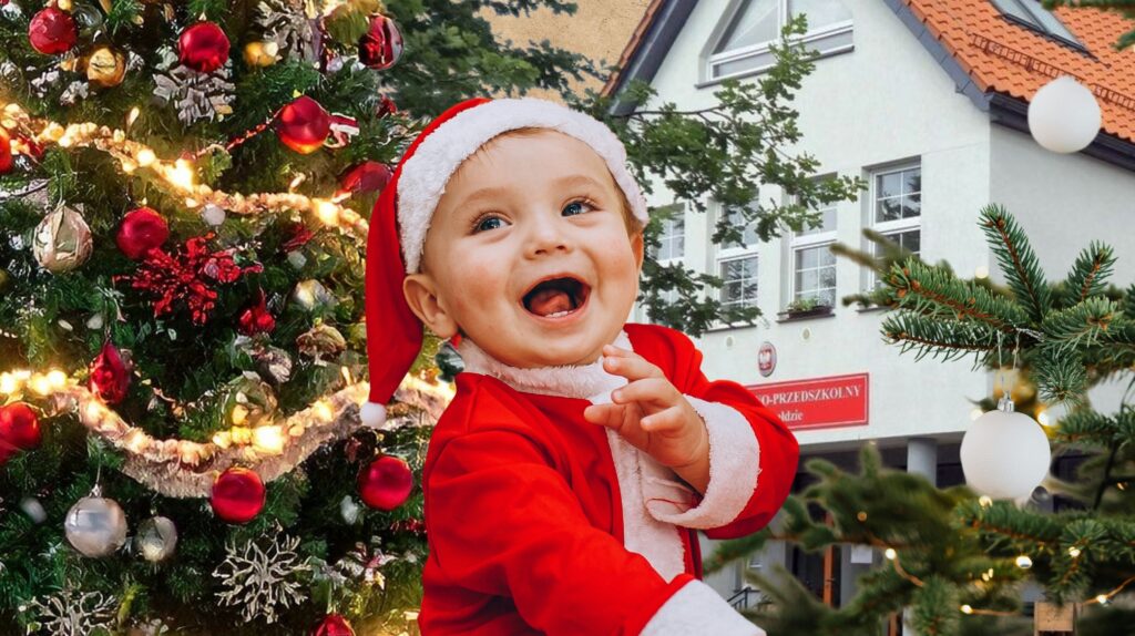Uśmiechnięty maluch w czerwonym stroju Mikołaja przy choince.