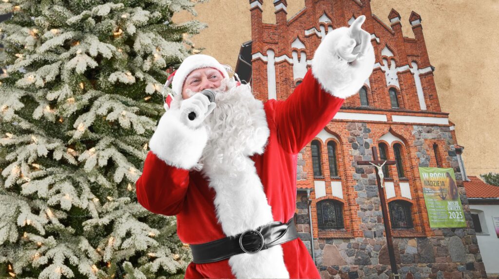 Święty Mikołaj śpiewa przed choinką.