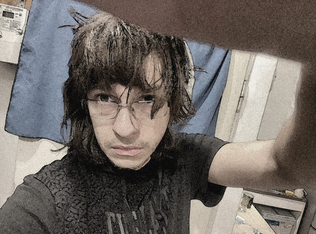 Młody mężczyzna robi zdjęcie selfie.