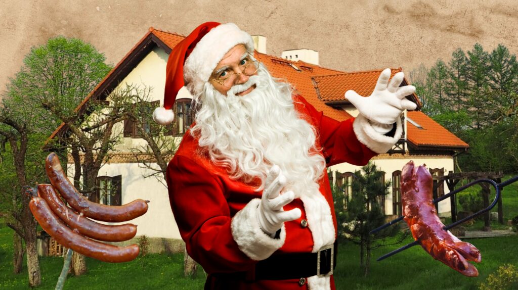 Mikołaj w czerwonym stroju trzyma kiełbasy w ogrodzie.