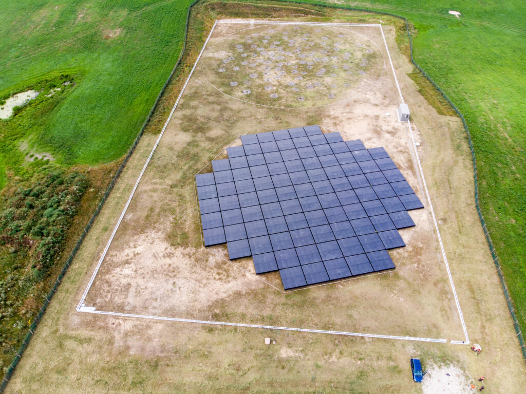 Widok na instalację paneli słonecznych z lotu ptaka.