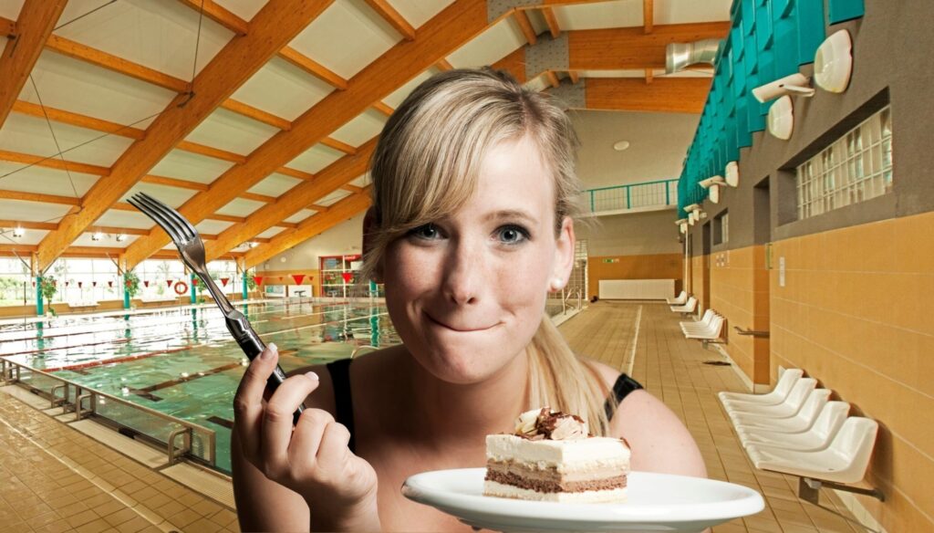 Kobieta trzymająca widelec i ciasto w basenie.