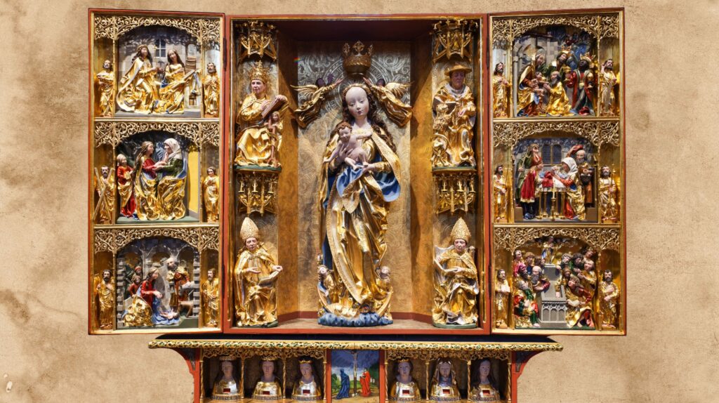 Skrzynia z rzeźbami religijnymi.