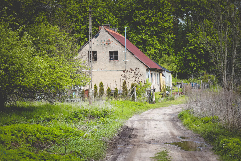 Stary dom na końcu drogi wiejskiej