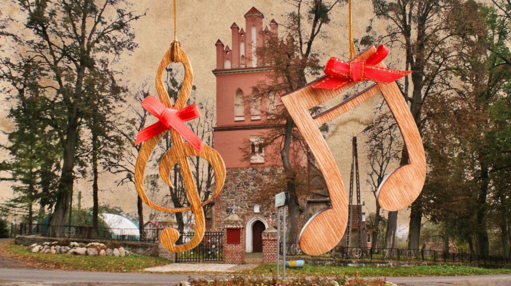 Rękodzieło w kształcie nut zawieszone na tle budynku.