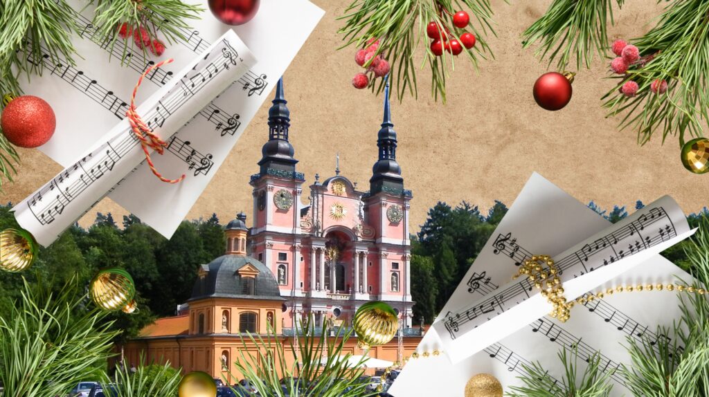 Widok na kościół otoczony ozdobami świątecznymi.