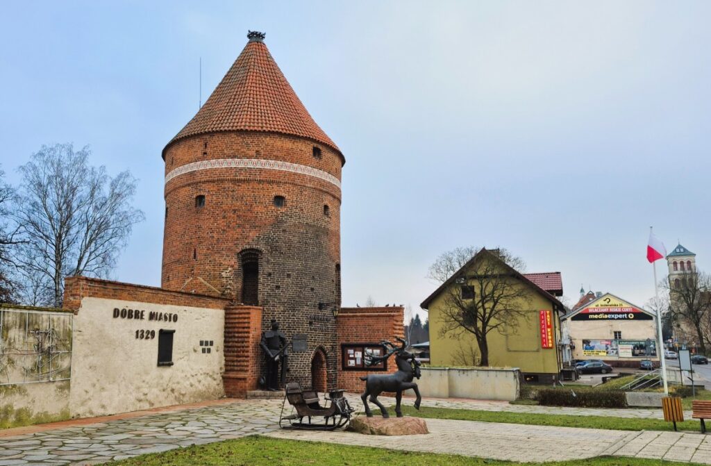 Zabytkowa wieża z muru ceglanego w Dobrze Mieście.