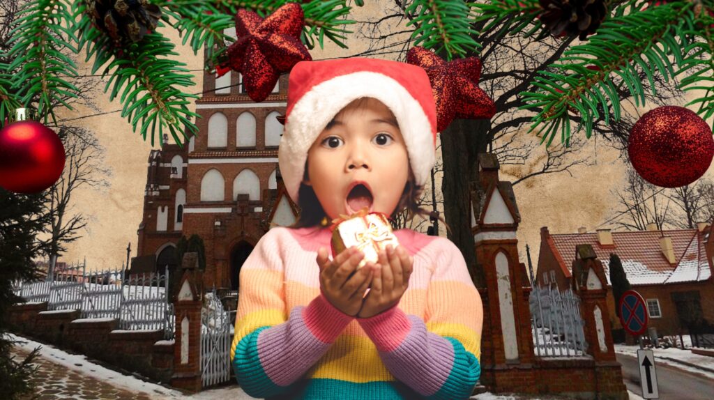 Dziecko w czapce Mikołaja trzyma słodkość.