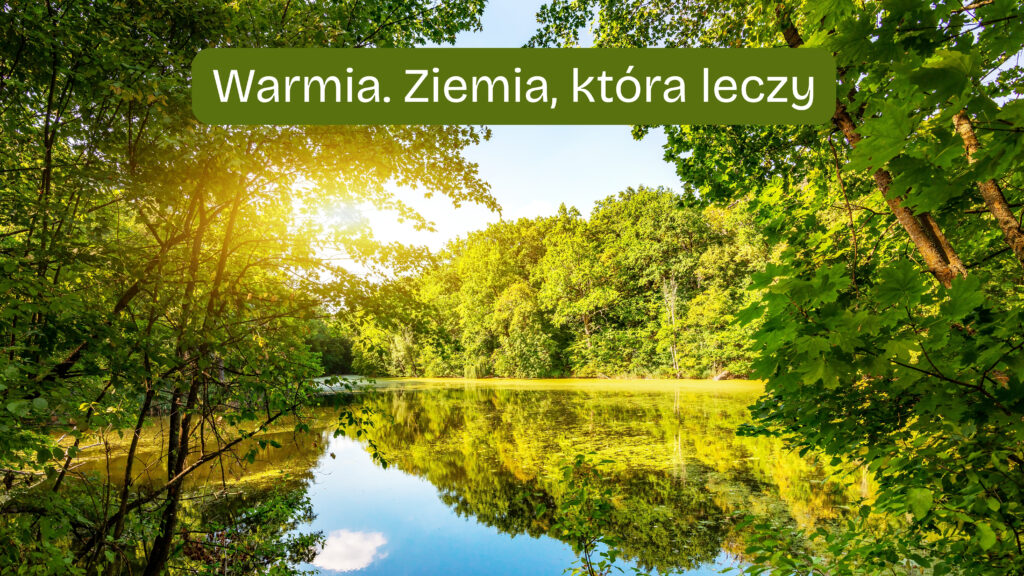 Zielony krajobraz z jeziorem i słońcem.