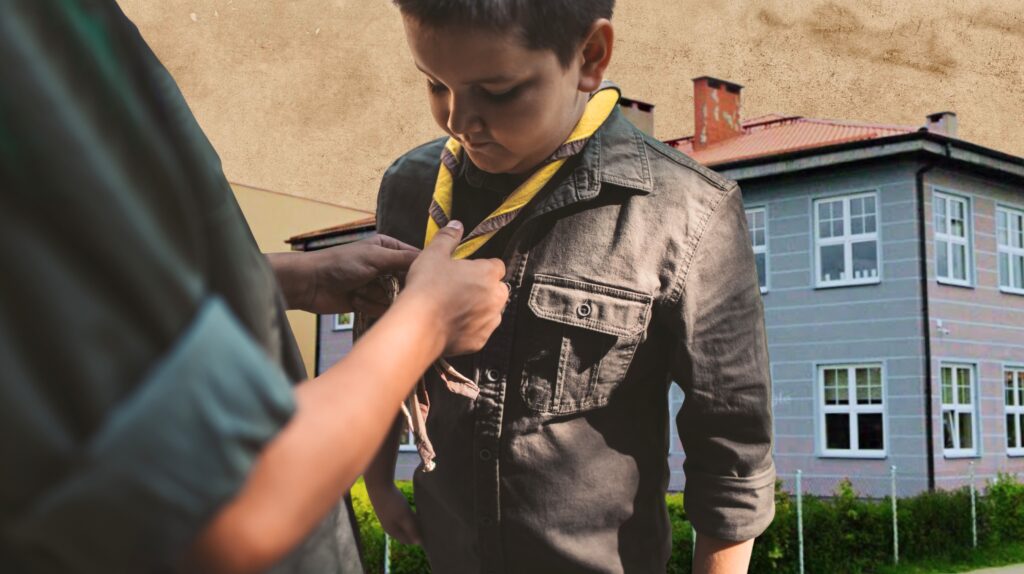 Chłopiec otrzymujący chustę harcerską.