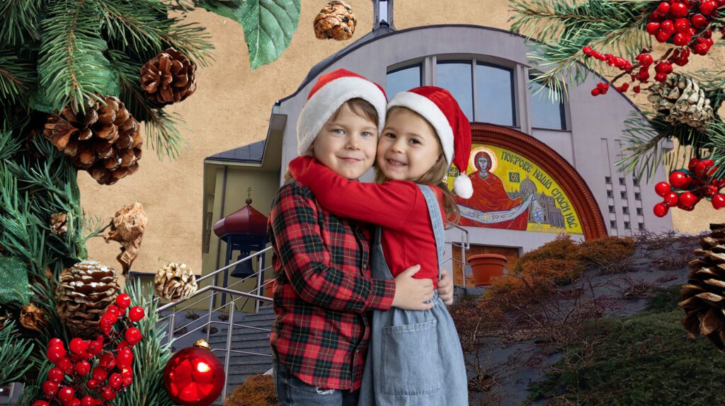 Dzieci w czapkach Mikołaja przy budynku.