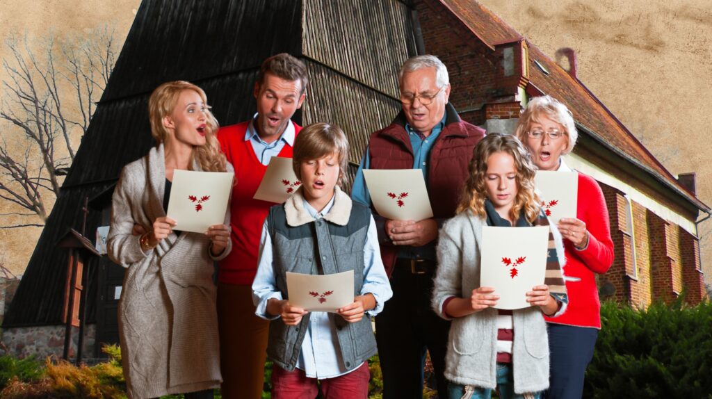 Grupa ludzi śpiewających z kartkami w rękach.