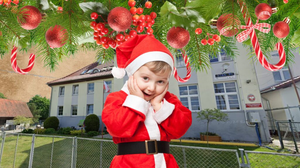 Chłopiec w kostiumie Świętego Mikołaja