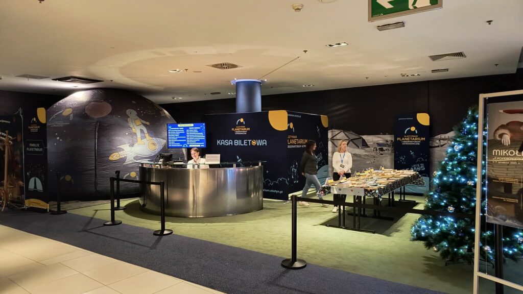 Kasa biletowa w planetarium z wystrojem świątecznym