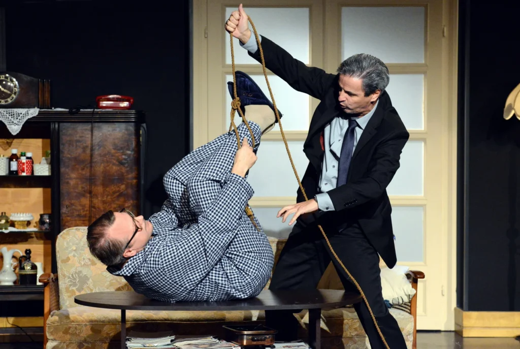 Mężczyzna związany w piżamie na stole.