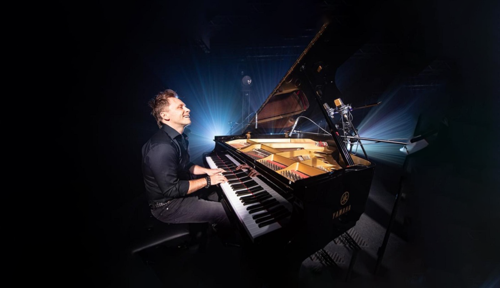 Mężczyzna gra na pianinie