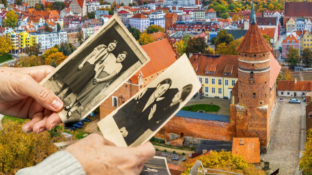 Osoba trzyma dwa stare zdjęcia na tle miasta.