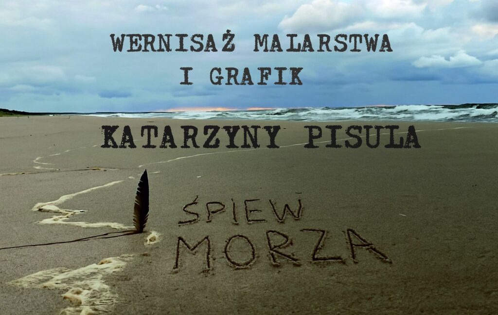 Napis na plaży przedstawiający tytuł wystawy artystycznej.