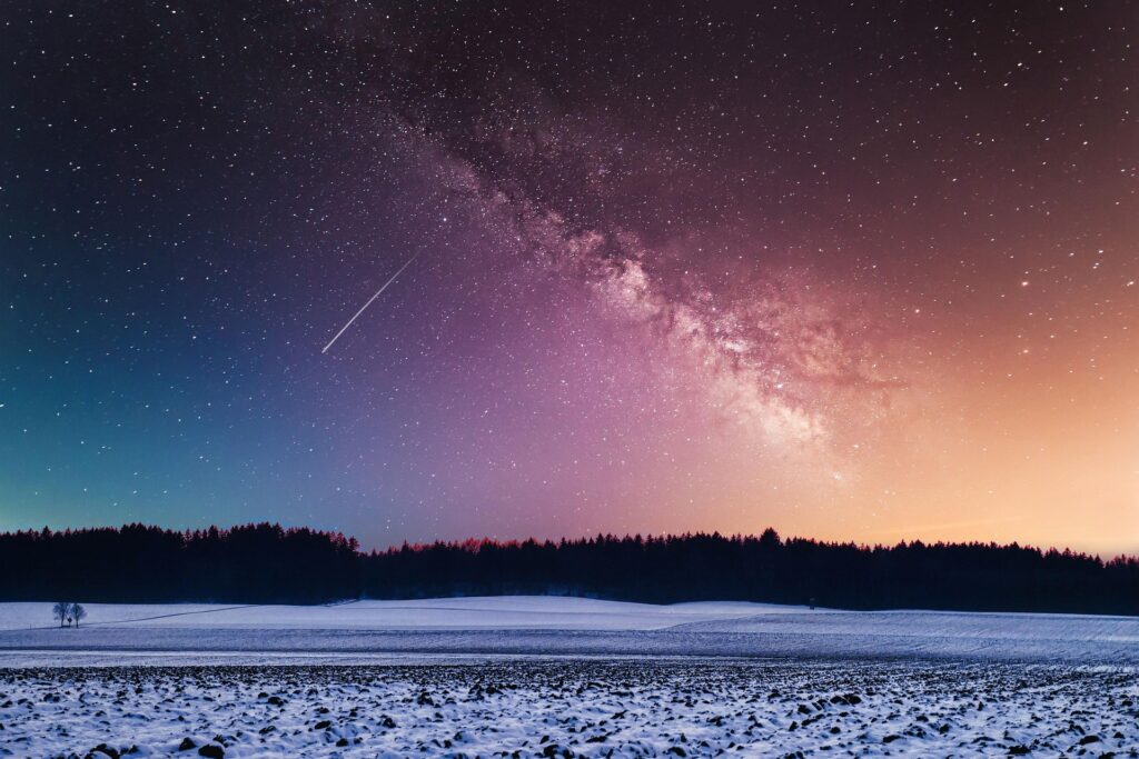 Nocne niebo z gwiazdami i drogą mleczną