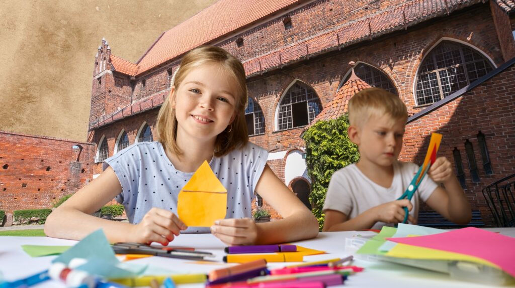 Dzieci bawiące się w papierowe rzemiosło